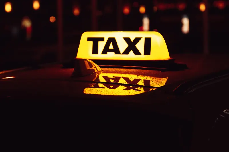 Verlichte taxi van de Arnhemse Taxi, 's avonds onderweg in Arnhem